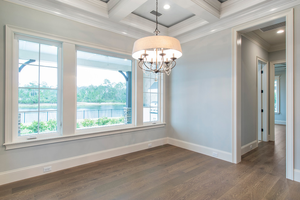 Große Wohnküche mit grauer Wandfarbe, hellem Holzboden und braunem Boden in Jacksonville