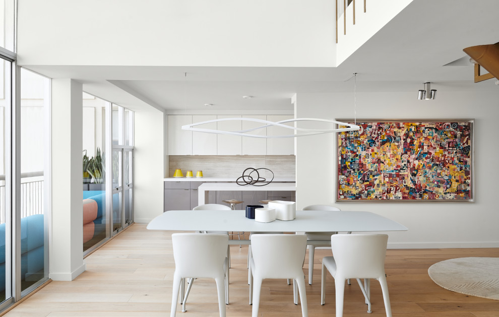 Esempio di una sala da pranzo minimal con pareti bianche, pavimento in legno massello medio e pavimento marrone