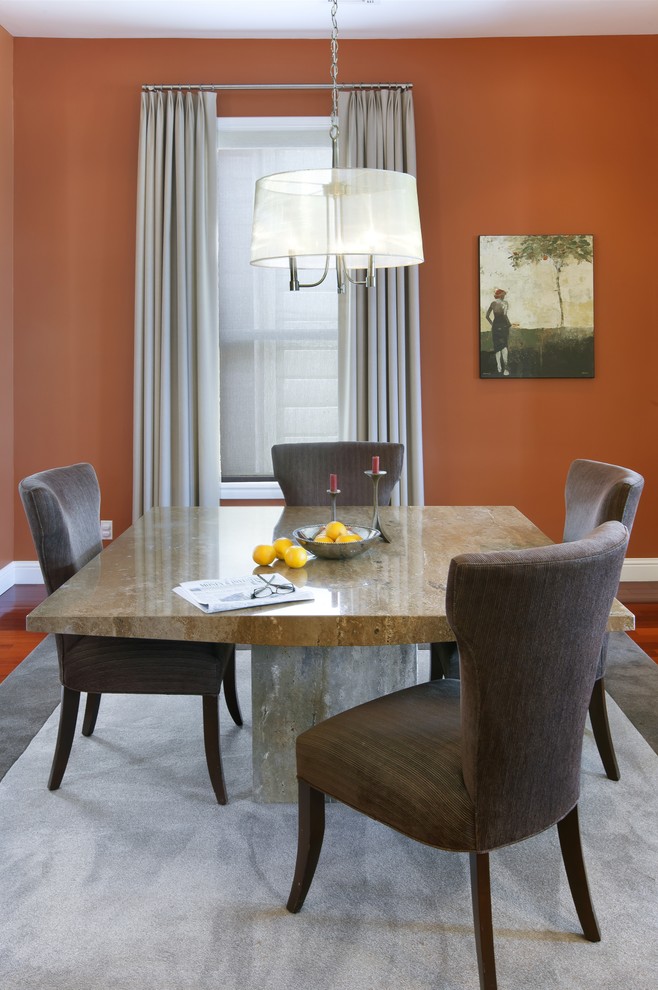 Источник вдохновения для домашнего уюта: отдельная столовая среднего размера в классическом стиле с оранжевыми стенами и ковровым покрытием