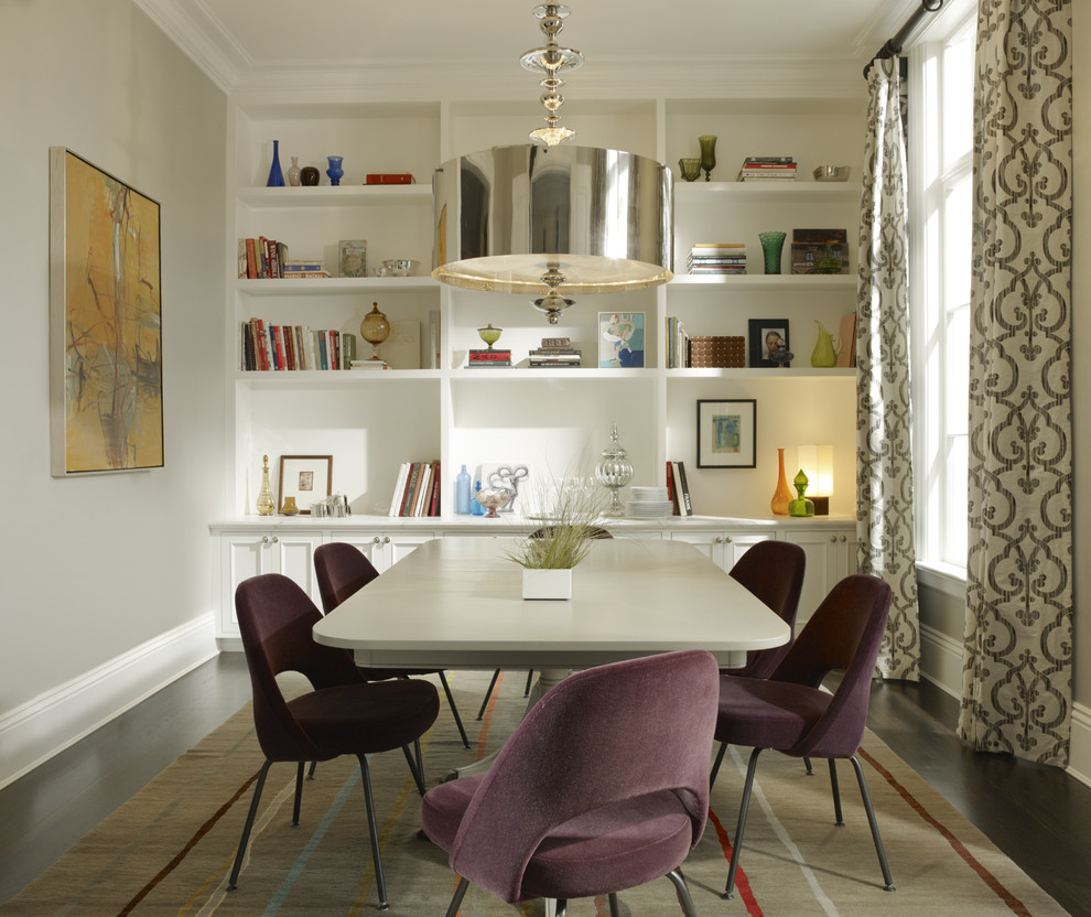 На фото: столовая в стиле неоклассика (современная классика) с серыми стенами и темным паркетным полом с