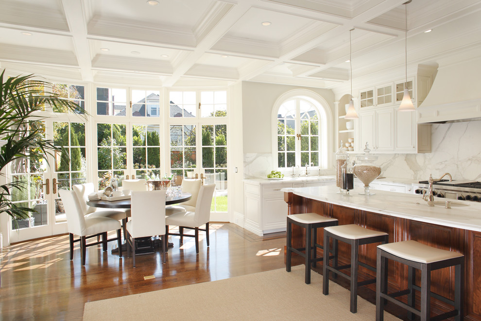 Cette photo montre une grande salle à manger ouverte sur la cuisine tendance avec un mur blanc, parquet foncé et aucune cheminée.