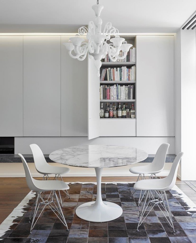 Immagine di una sala da pranzo design di medie dimensioni con pavimento in legno massello medio