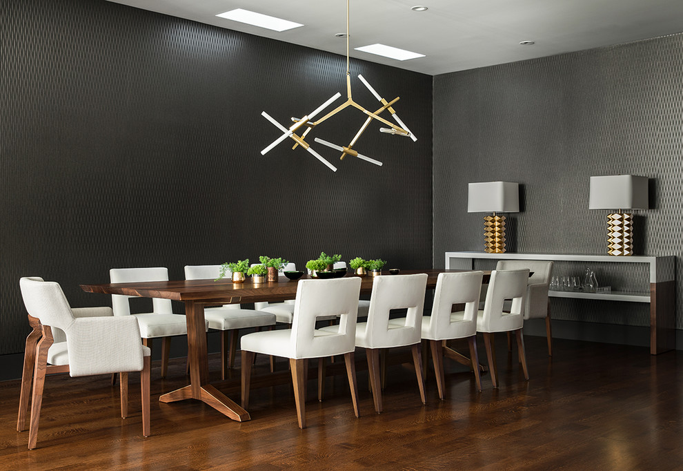 Cette image montre une salle à manger design avec un sol en bois brun et un mur noir.
