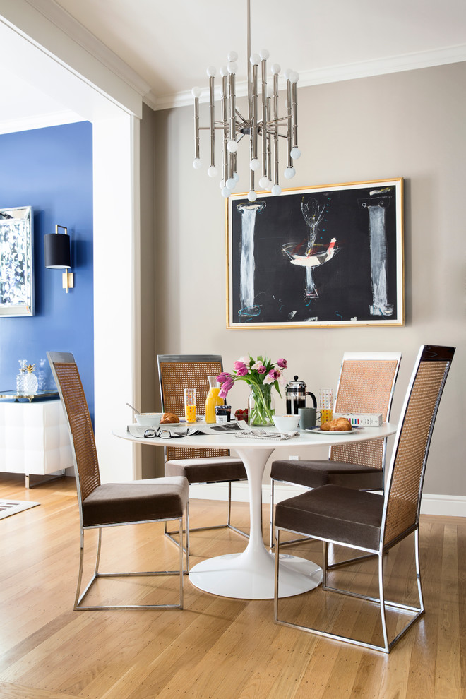 Esempio di una piccola sala da pranzo classica con pareti beige e parquet chiaro