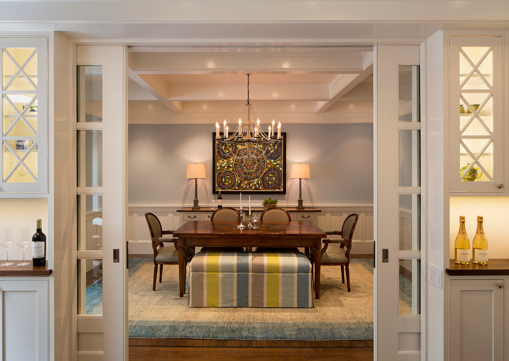 Cette image montre une salle à manger traditionnelle fermée avec un mur bleu, parquet foncé et éclairage.