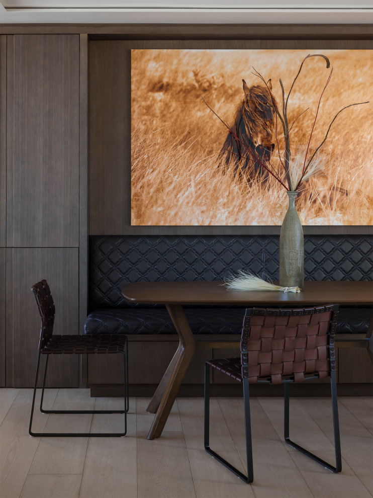 Immagine di una sala da pranzo aperta verso la cucina design di medie dimensioni con parquet chiaro e pavimento beige