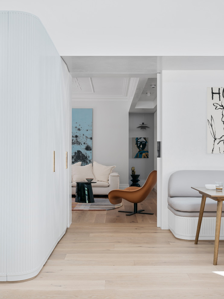 Mittelgroße Moderne Wohnküche mit weißer Wandfarbe, hellem Holzboden und braunem Boden in Sydney