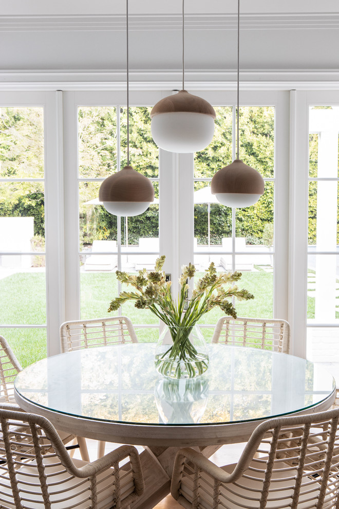 Idee per una grande sala da pranzo minimalista chiusa con parquet chiaro e pavimento beige