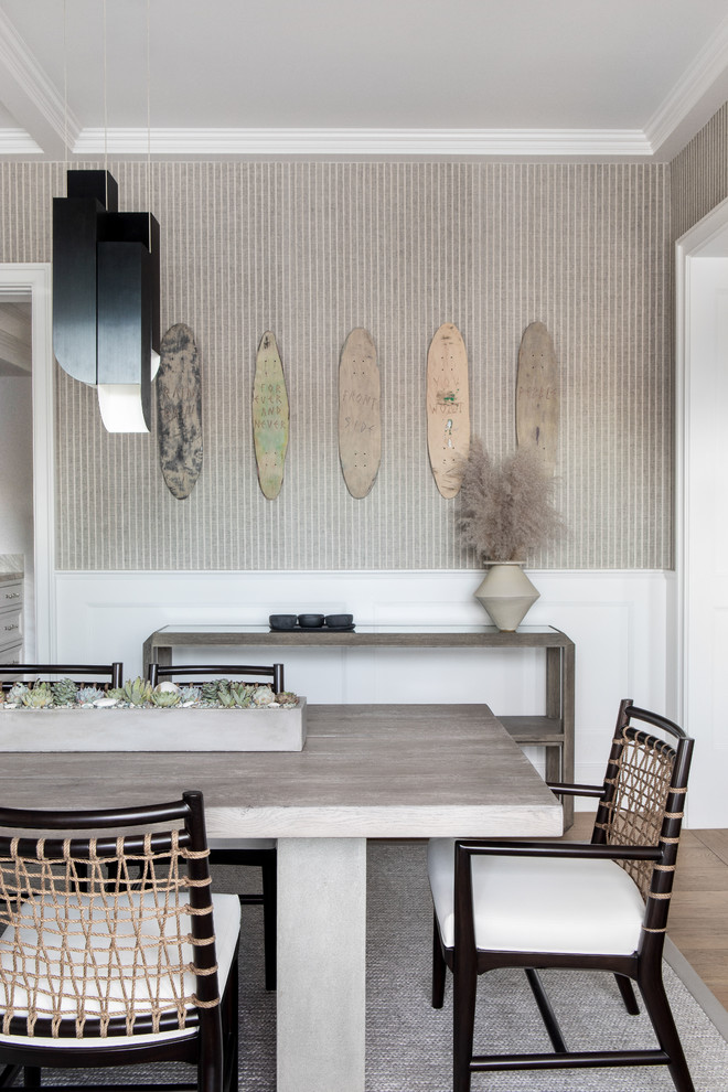 Foto di una grande sala da pranzo minimalista chiusa con parquet chiaro e pavimento beige