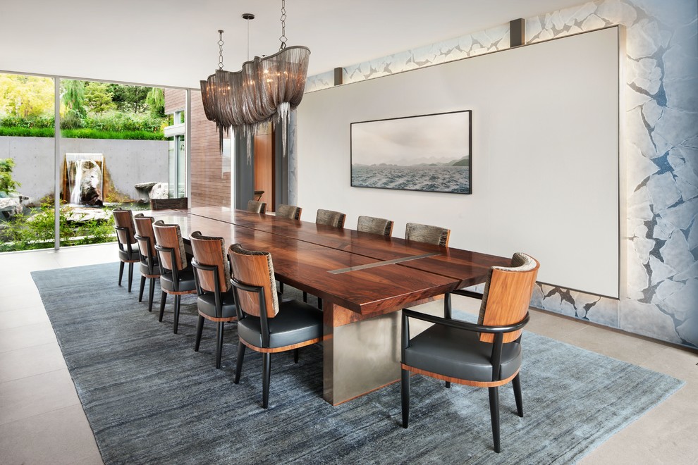 Idee per un'ampia sala da pranzo aperta verso il soggiorno minimal con pareti bianche, pavimento in gres porcellanato e pavimento grigio
