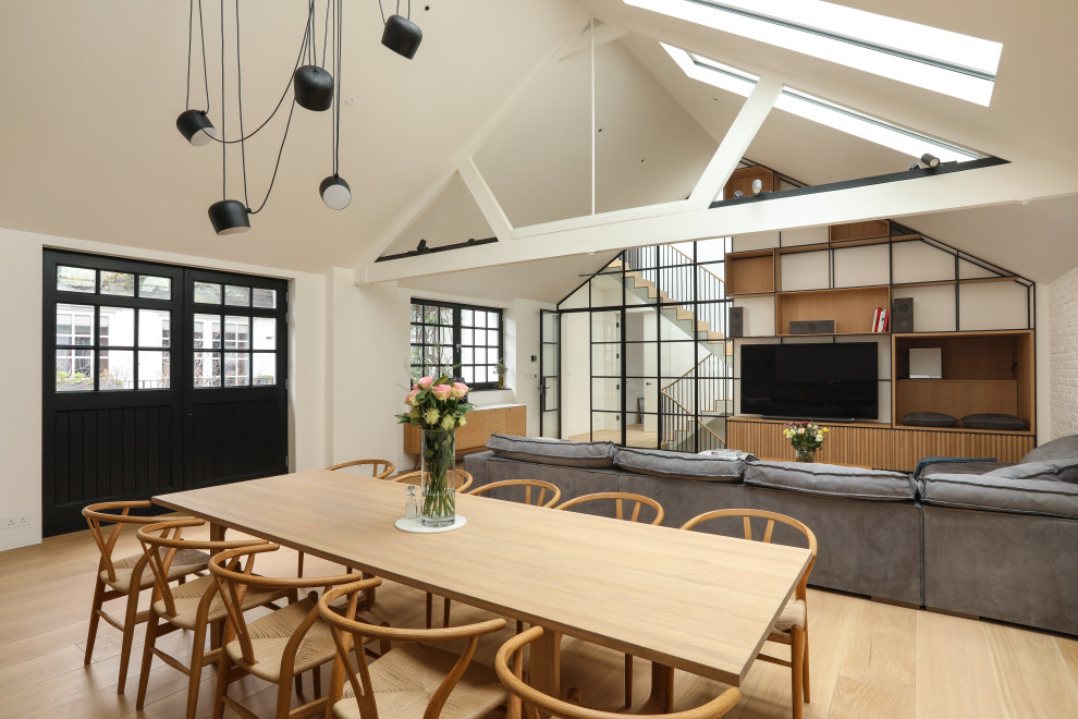 Ispirazione per una grande sala da pranzo aperta verso il soggiorno design con pareti bianche e pavimento beige