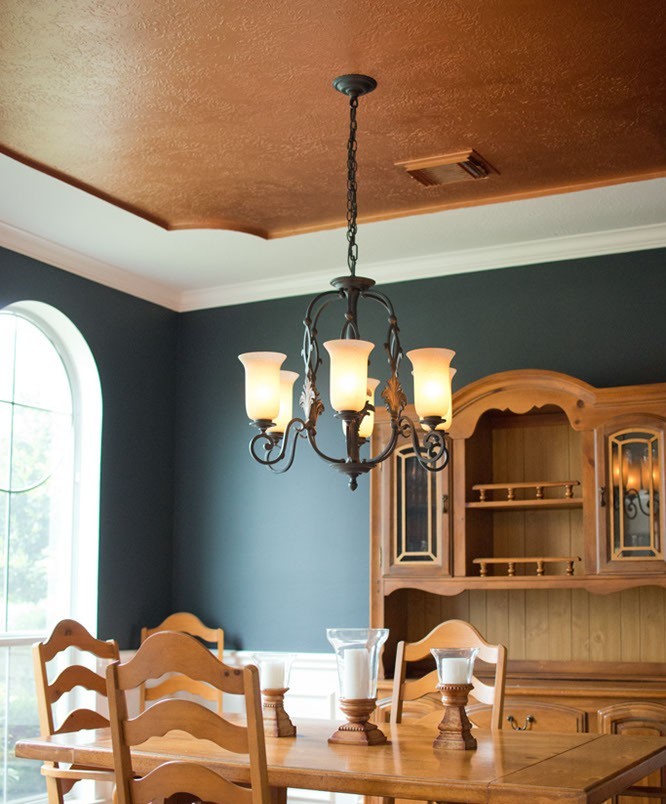 Cette image montre une salle à manger traditionnelle avec un mur bleu.