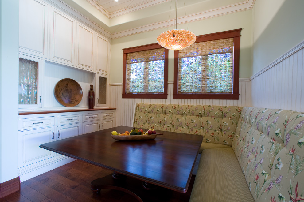 Idées déco pour une salle à manger ouverte sur la cuisine classique de taille moyenne avec un mur vert, parquet foncé, aucune cheminée et un sol marron.