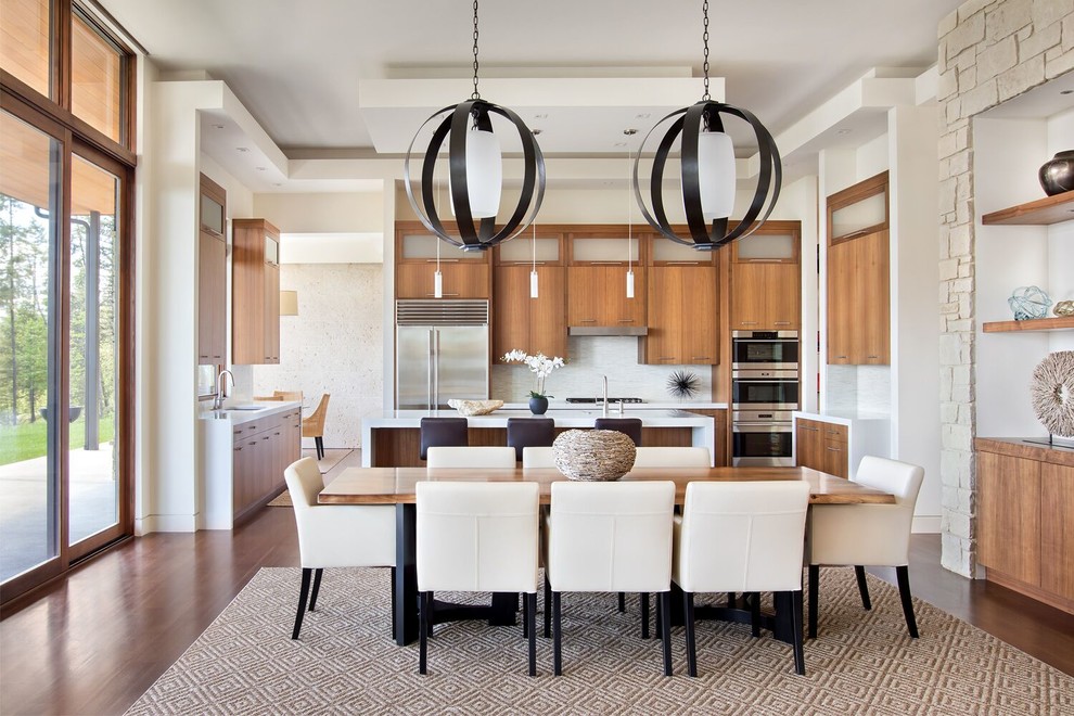 Стильный дизайн: кухня-столовая среднего размера в современном стиле с белыми стенами, деревянным полом и коричневым полом - последний тренд