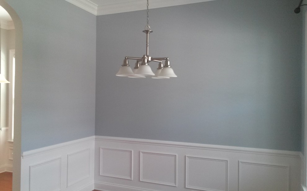 Klassisches Esszimmer mit grauer Wandfarbe in Charleston
