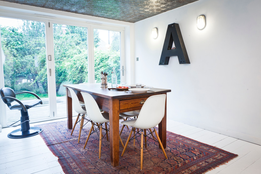 Источник вдохновения для домашнего уюта: столовая в скандинавском стиле с белыми стенами и деревянным полом