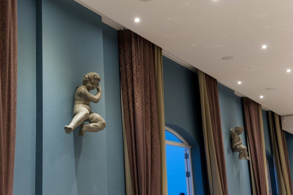 Ispirazione per una grande sala da pranzo aperta verso il soggiorno tradizionale con pareti blu e pavimento in marmo