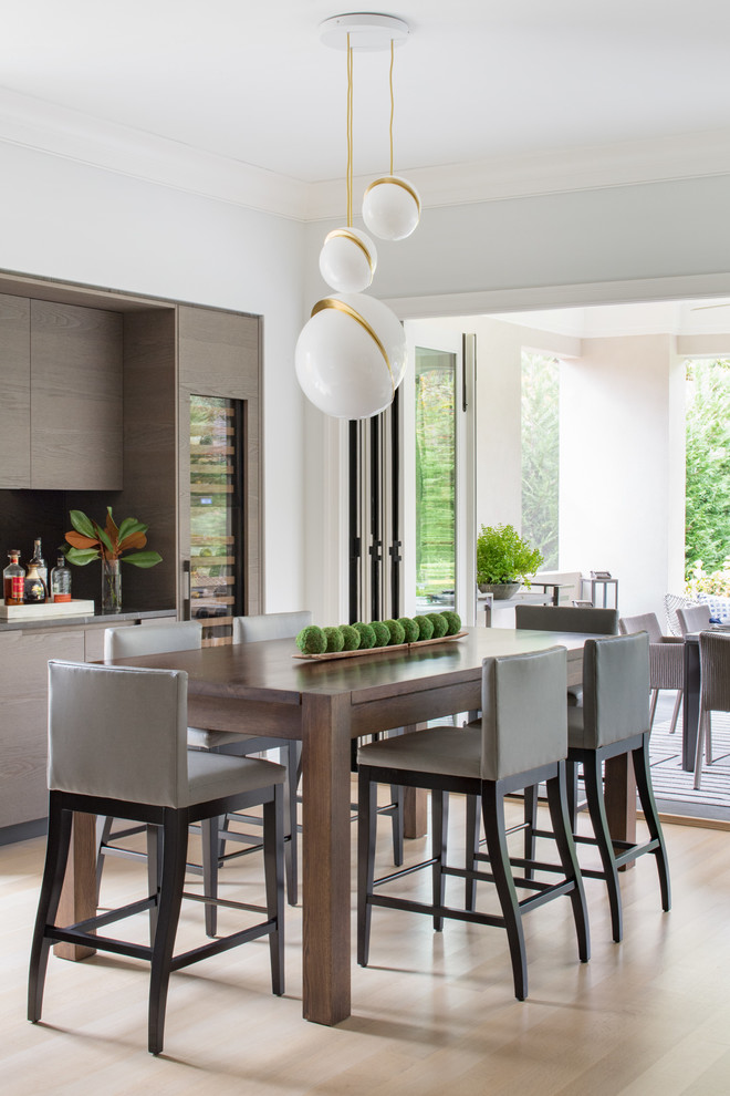 Стильный дизайн: кухня-столовая среднего размера в современном стиле с светлым паркетным полом, бежевым полом и белыми стенами без камина - последний тренд