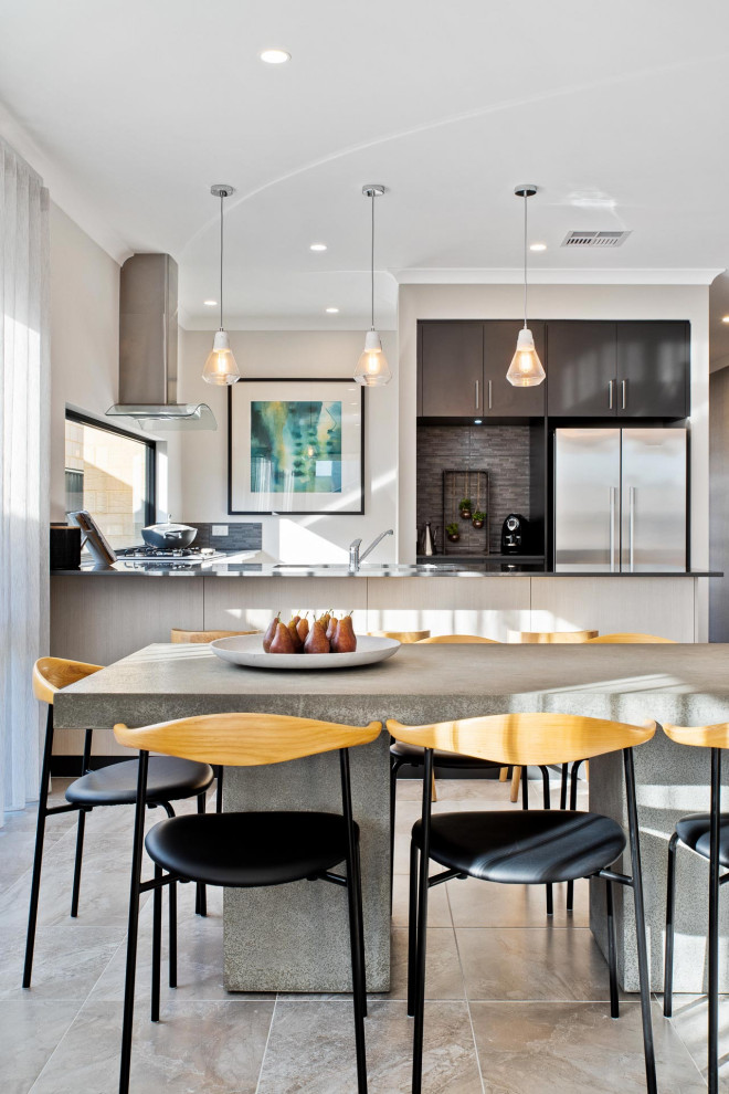 Esempio di una sala da pranzo aperta verso la cucina contemporanea con pareti grigie e pavimento grigio