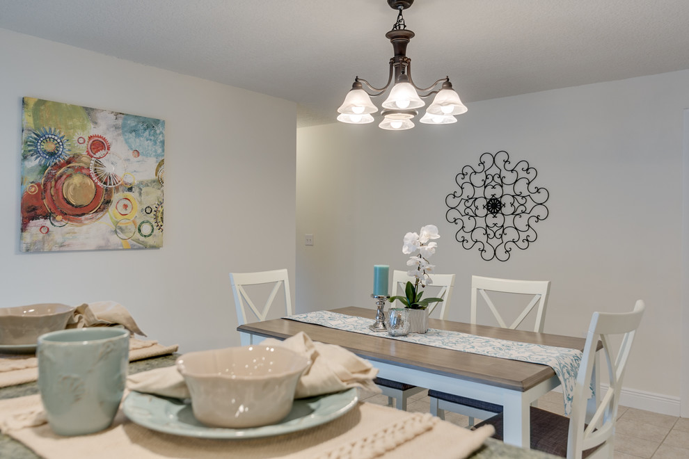 Mittelgroße Wohnküche ohne Kamin mit weißer Wandfarbe, Keramikboden und weißem Boden in Orlando