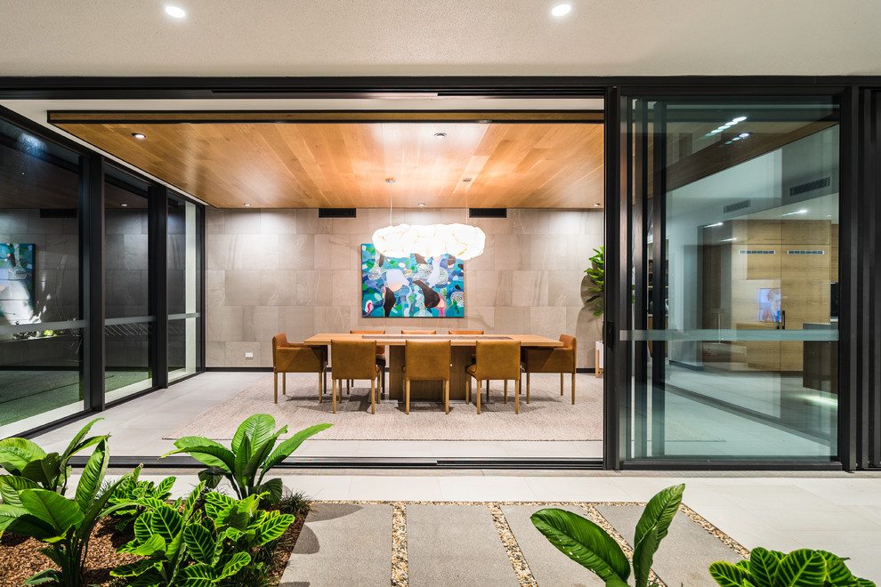 Offenes, Mittelgroßes Modernes Esszimmer mit grauer Wandfarbe, Betonboden, Tunnelkamin, Kaminumrandung aus Beton und grauem Boden in Brisbane