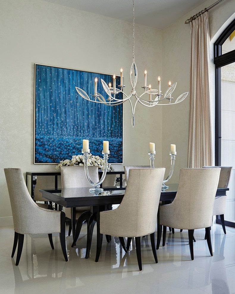Exemple d'une salle à manger ouverte sur le salon tendance avec un mur blanc et un sol en marbre.
