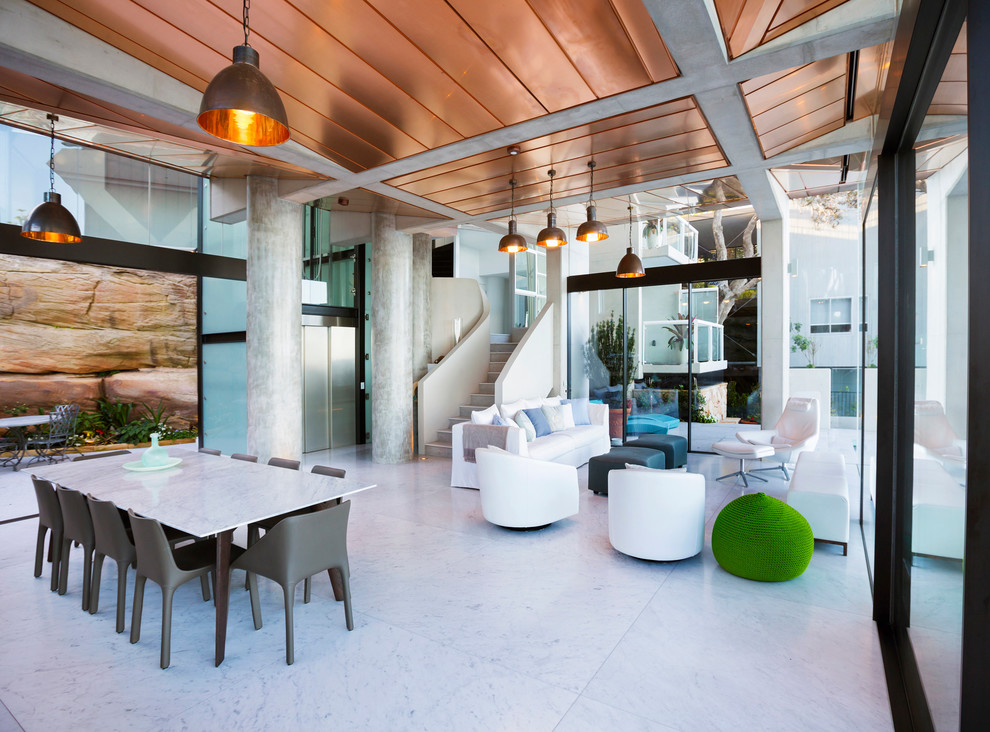 Foto di una grande sala da pranzo aperta verso il soggiorno minimal con pavimento in marmo