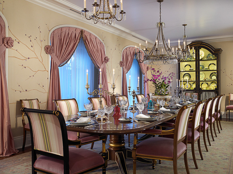 Idée de décoration pour une grande salle à manger tradition fermée avec un mur beige, un sol en bois brun et aucune cheminée.