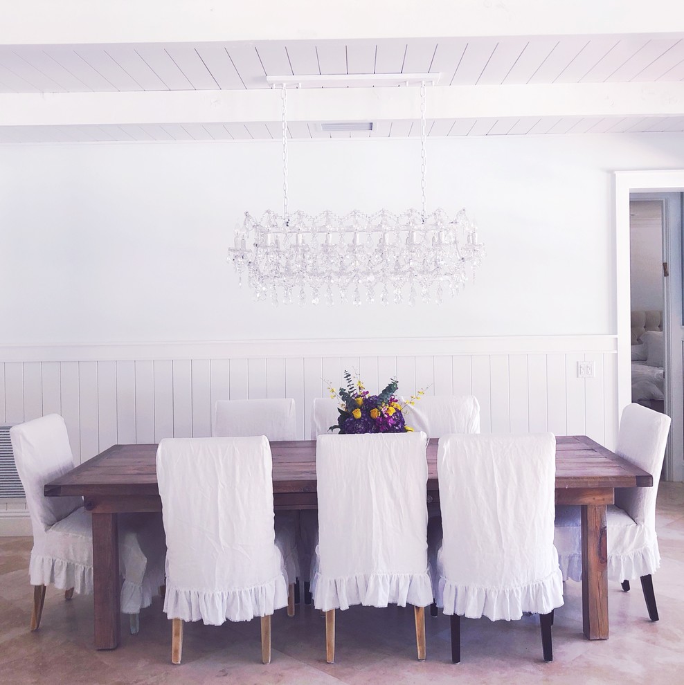 Foto di una piccola sala da pranzo aperta verso la cucina stile marinaro con pareti blu