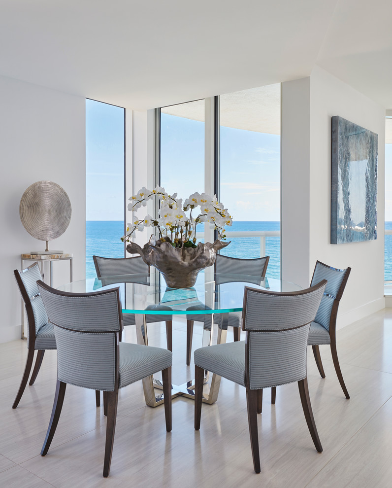 Exemple d'une salle à manger ouverte sur le salon bord de mer avec un mur blanc, aucune cheminée, un sol gris et un sol en carrelage de porcelaine.