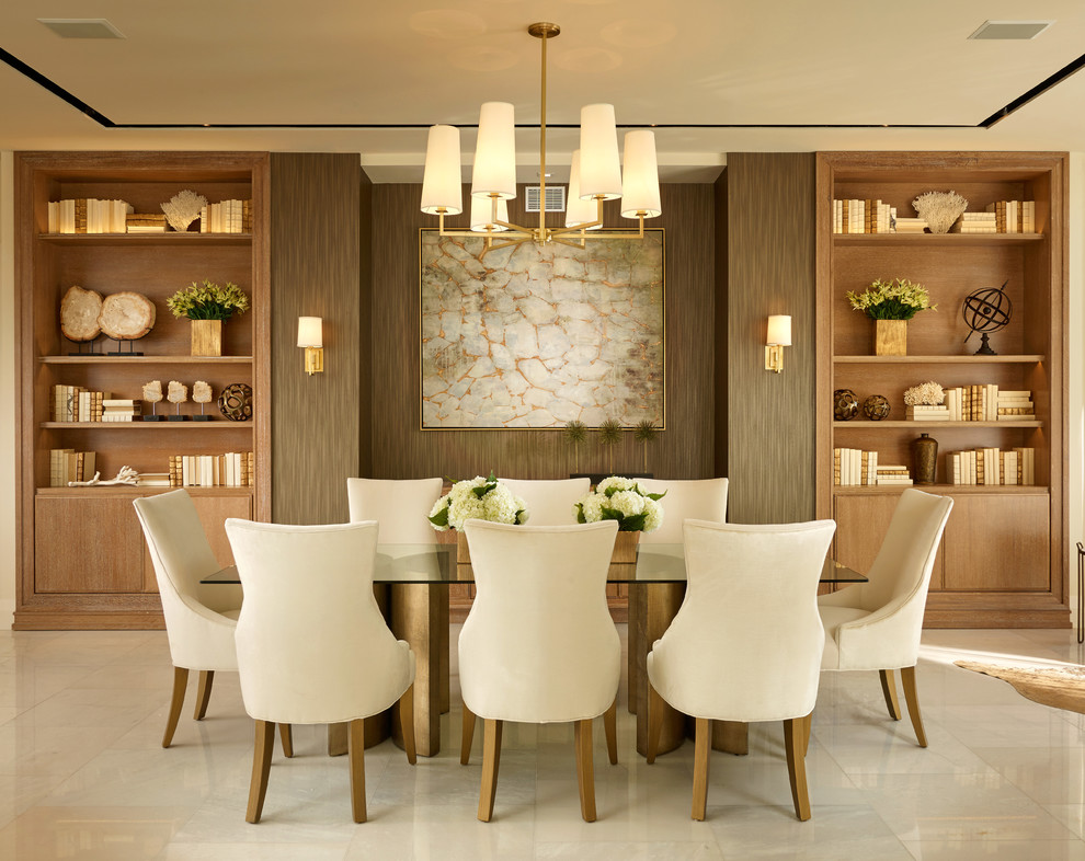 Aménagement d'une grande salle à manger ouverte sur le salon classique avec un mur beige et un sol en marbre.