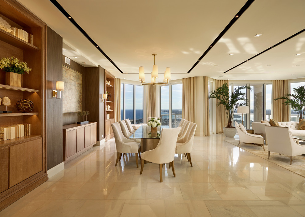 Esempio di una grande sala da pranzo aperta verso il soggiorno classica con pareti beige e pavimento in marmo