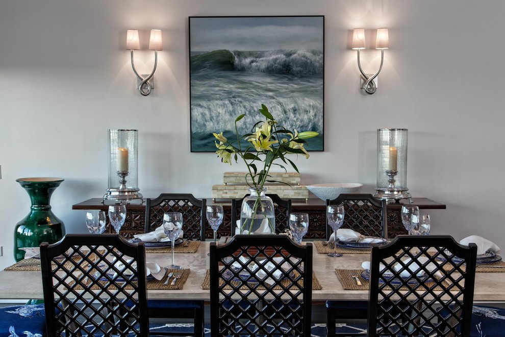 Esempio di una sala da pranzo tropicale di medie dimensioni con pareti grigie, parquet scuro e pavimento marrone