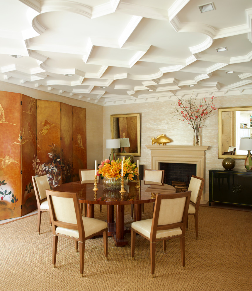 Ispirazione per una sala da pranzo etnica con pareti beige e camino classico