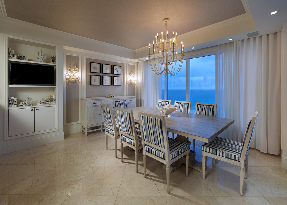 Cette image montre une salle à manger marine de taille moyenne avec un mur bleu et un sol en marbre.