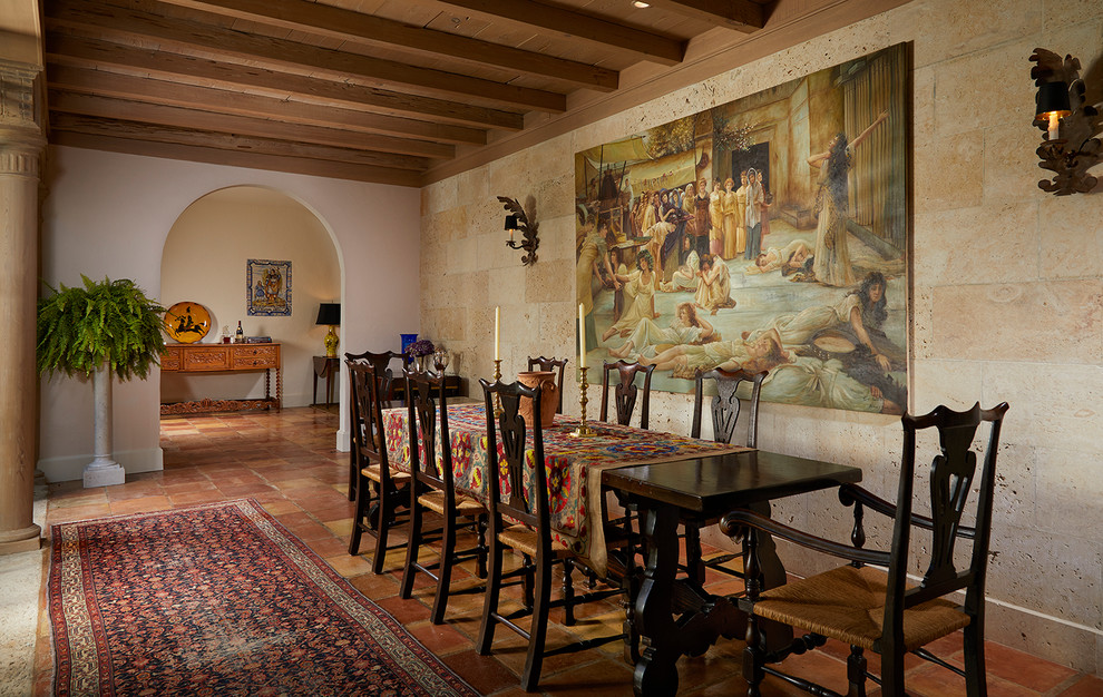 Idées déco pour une salle à manger méditerranéenne avec un mur blanc, tomettes au sol et un sol marron.