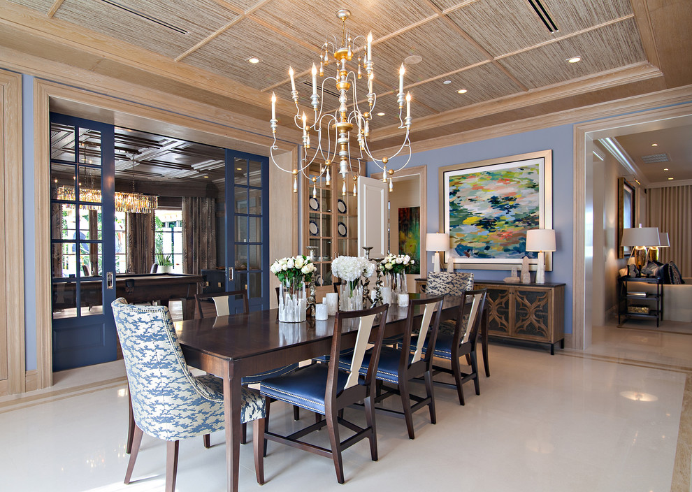 Geräumiges Klassisches Esszimmer mit blauer Wandfarbe und Porzellan-Bodenfliesen in Miami