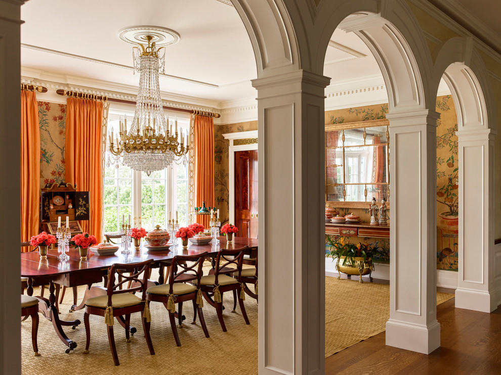 Immagine di una sala da pranzo classica con pareti marroni, pavimento in legno massello medio e pavimento marrone