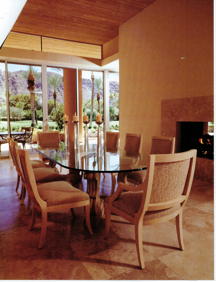 Immagine di una grande sala da pranzo design con pareti marroni, pavimento in marmo, camino bifacciale, cornice del camino in pietra e pavimento marrone