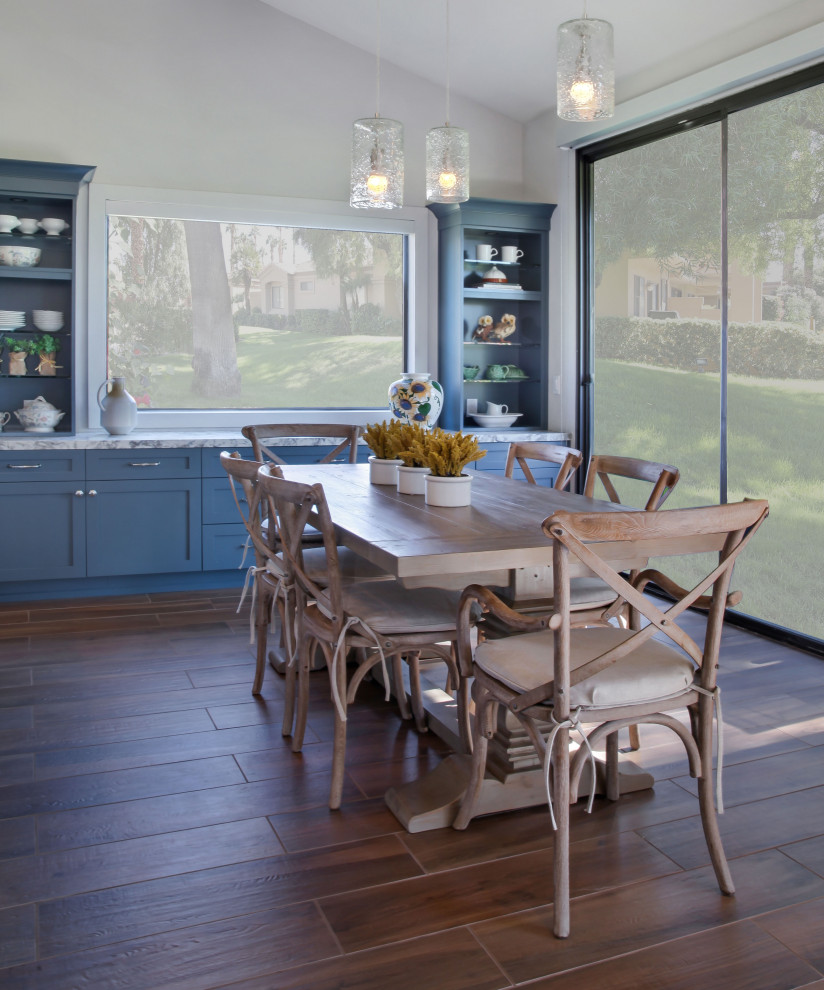 Ispirazione per una sala da pranzo aperta verso la cucina classica con pareti beige, pavimento in gres porcellanato e pavimento marrone