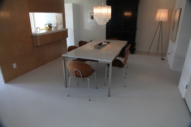 Свежая идея для дизайна: гостиная-столовая среднего размера в современном стиле с белыми стенами, бетонным полом и серым полом без камина - отличное фото интерьера