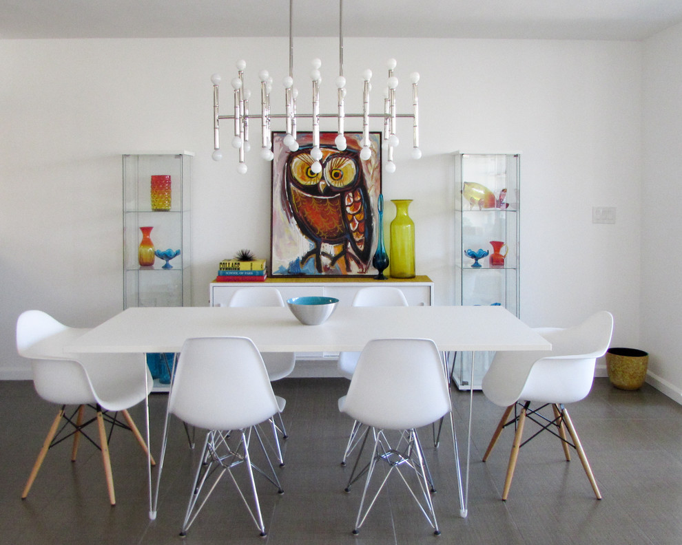 Exemple d'une salle à manger rétro de taille moyenne avec un mur blanc, un sol en carrelage de porcelaine et aucune cheminée.