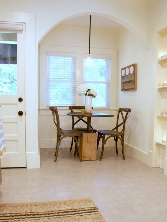 Идея дизайна: кухня-столовая среднего размера в стиле неоклассика (современная классика) с белыми стенами и полом из керамической плитки