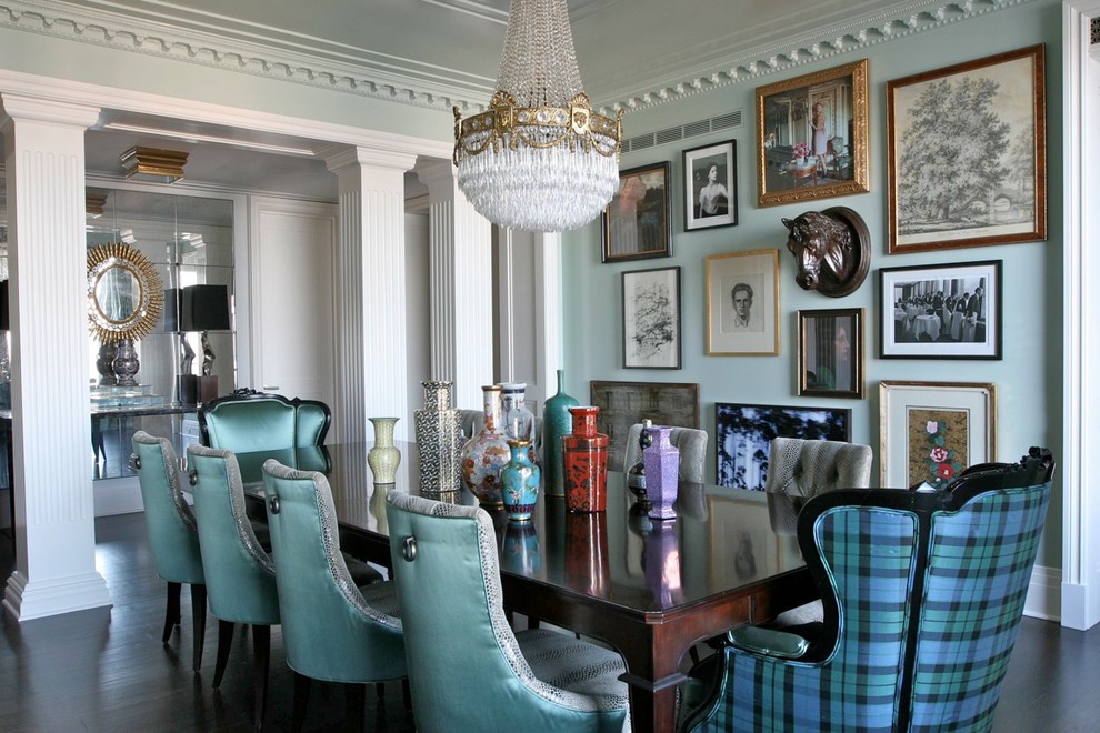 Idée de décoration pour une salle à manger bohème avec un mur bleu et parquet foncé.