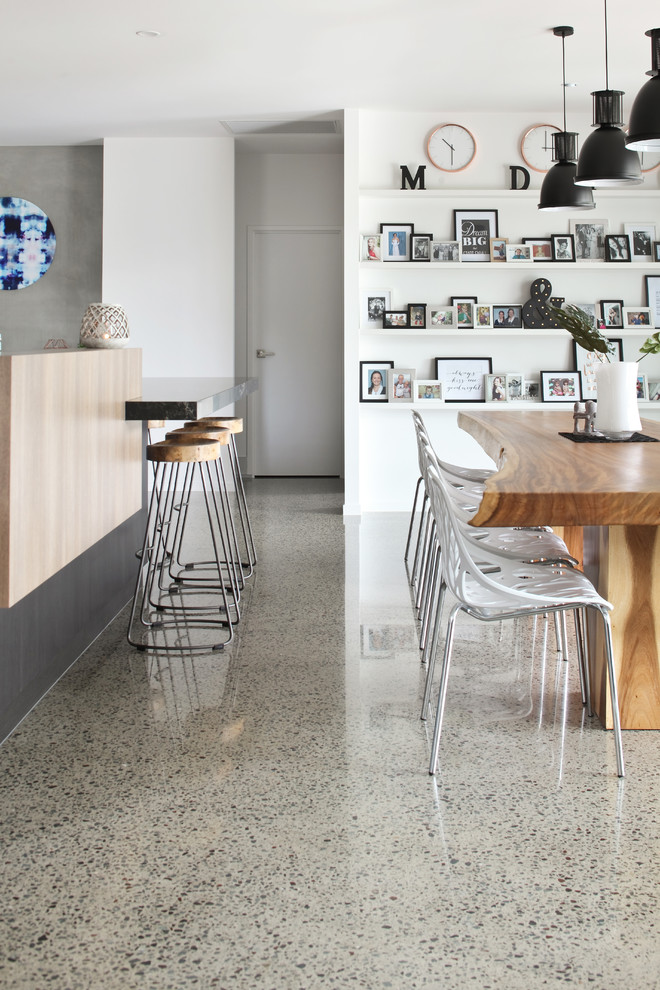 Inspiration för ett mellanstort funkis kök med matplats, med vita väggar och betonggolv