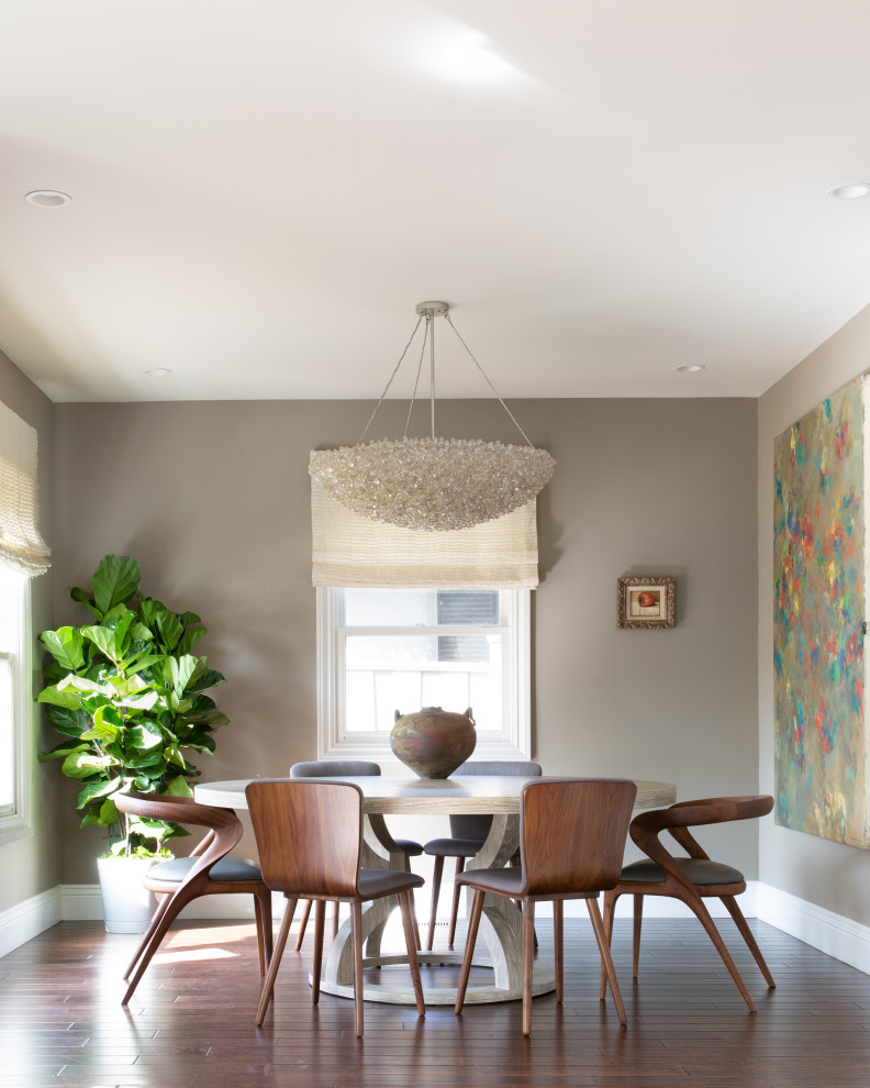 Imagen de comedor clásico renovado de tamaño medio con paredes grises y suelo marrón