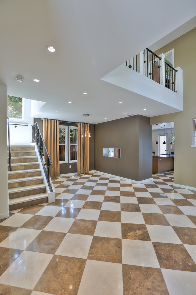 Idee per una sala da pranzo aperta verso il soggiorno classica con pareti marroni, pavimento in marmo e pavimento multicolore