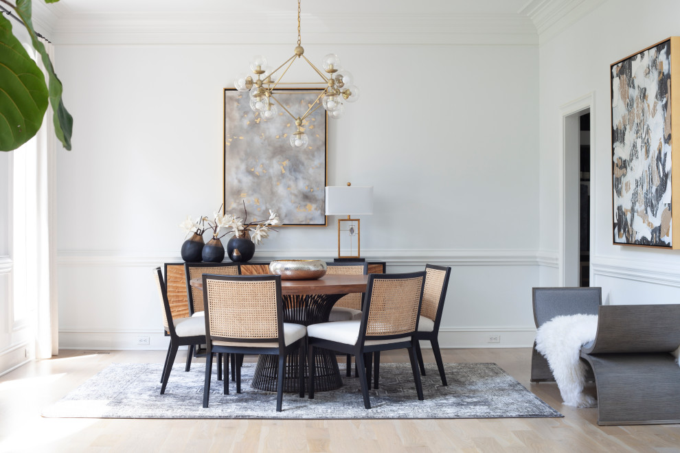 Foto di una sala da pranzo minimal con pareti bianche, parquet chiaro e pavimento beige