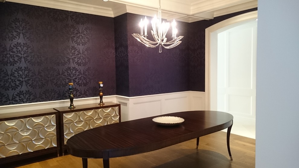 Idee per una sala da pranzo tradizionale chiusa e di medie dimensioni con pareti viola, pavimento in legno massello medio, nessun camino e pavimento marrone