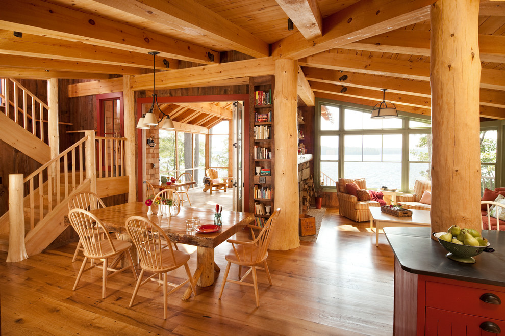 Idee per una sala da pranzo aperta verso il soggiorno stile rurale con pavimento in legno massello medio